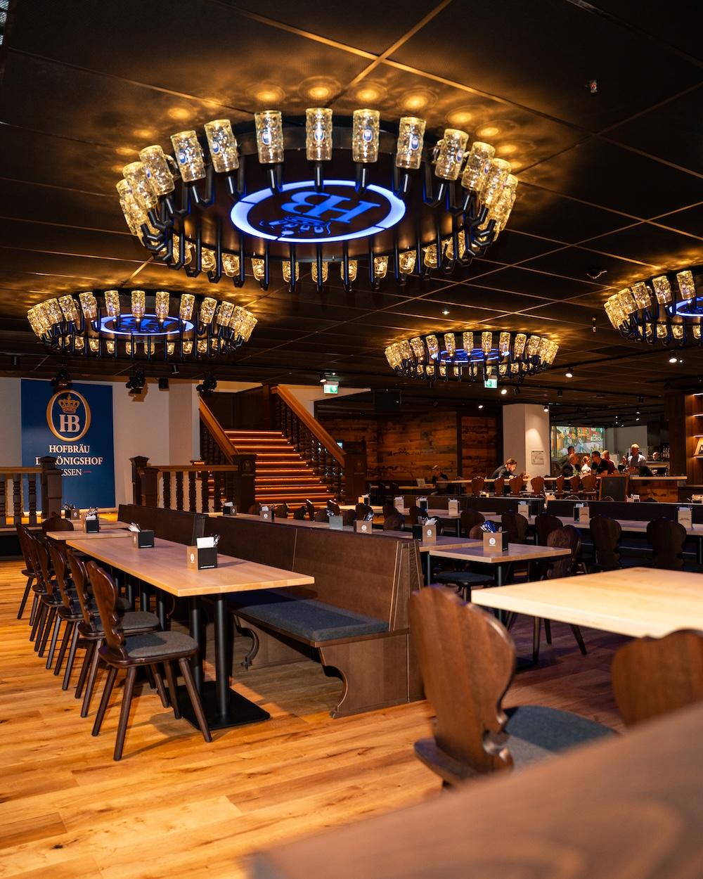 Gastraum Hofbräu im Königshof Essen mit Masskrugdekoration