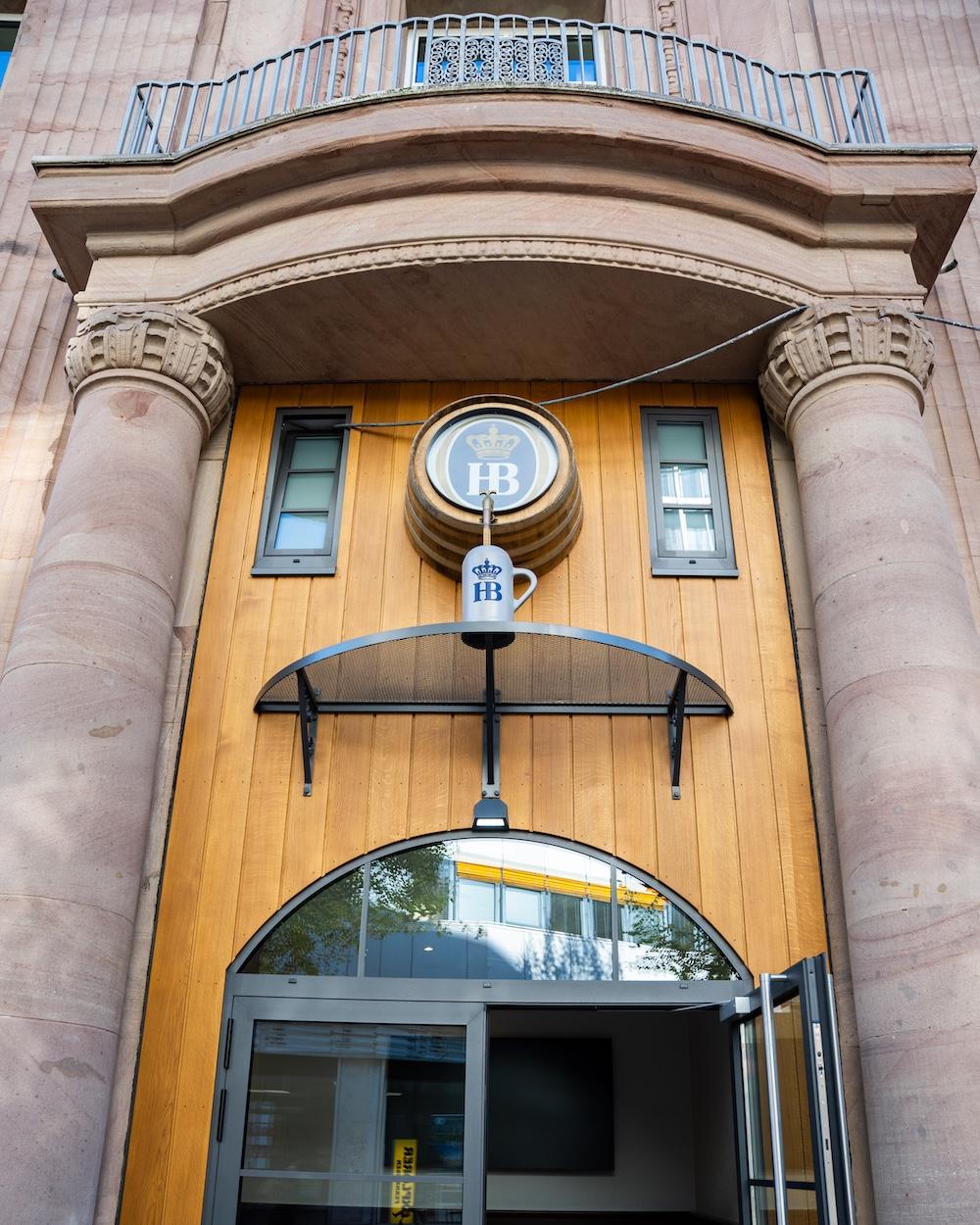 Eingangstor Hofbräu im Königshof mit Säulen
