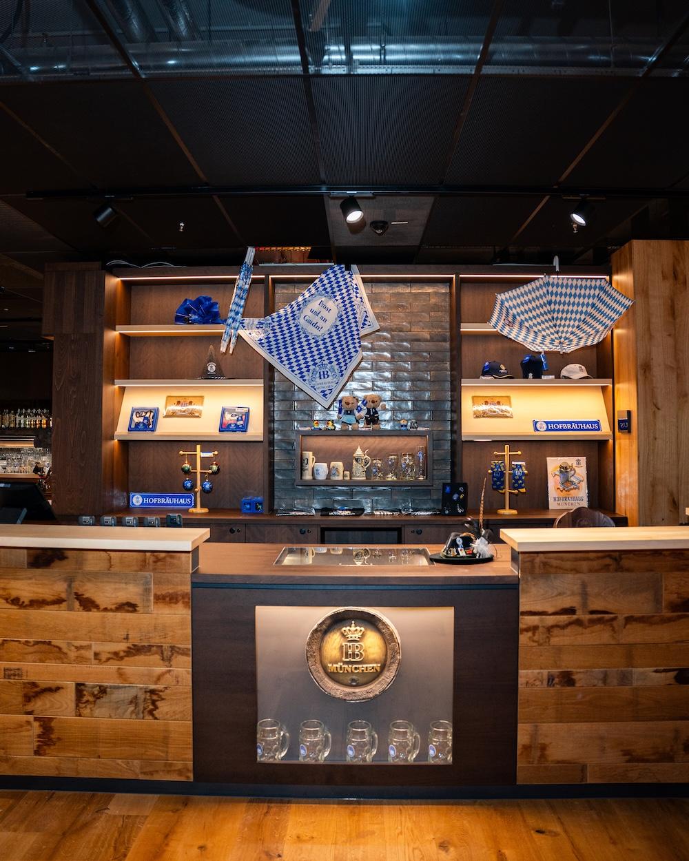 Souvenir-Ecke mit Masskrügen und Merchandise-Artikel Hofbräu