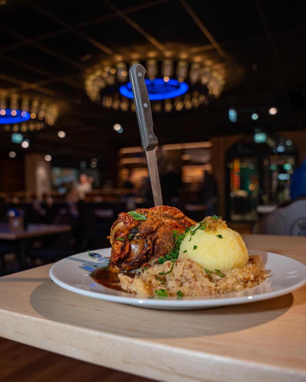 Schweinshaxe mit Knödel